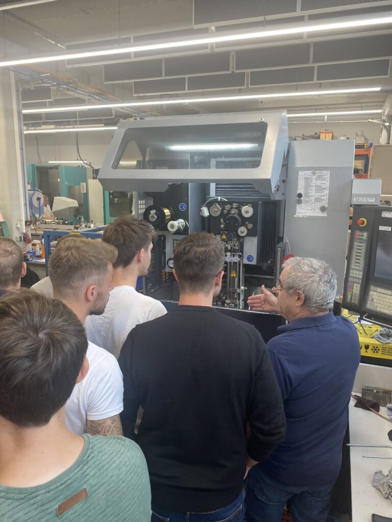 Maschinenbautechniker vor der Drahterodiermaschine