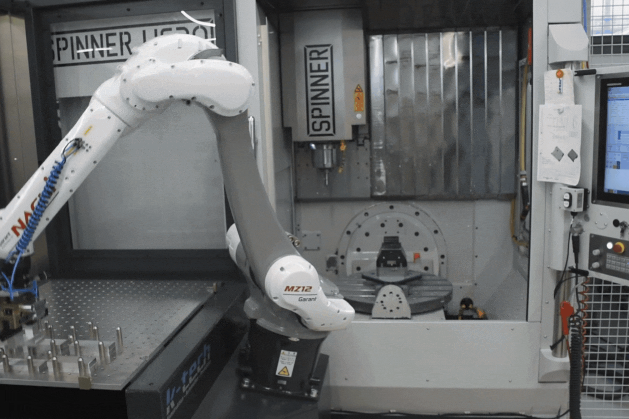 CNC-Maschine mit Roboter bestücken