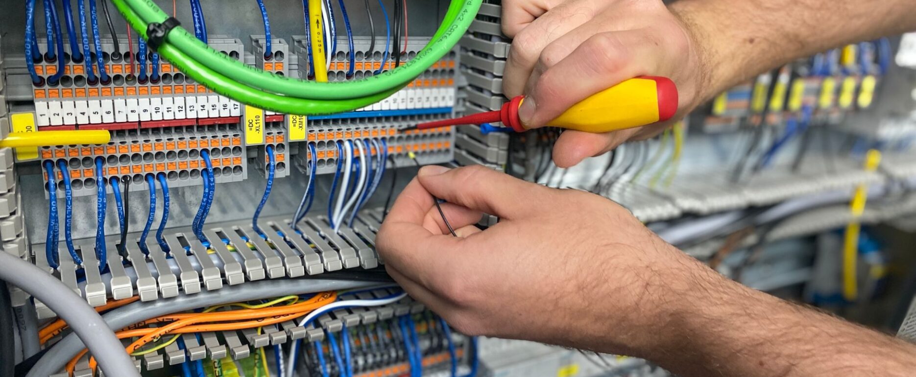 k-tech Schaltschrankbau - Fertigung der Elektromontage und Installation