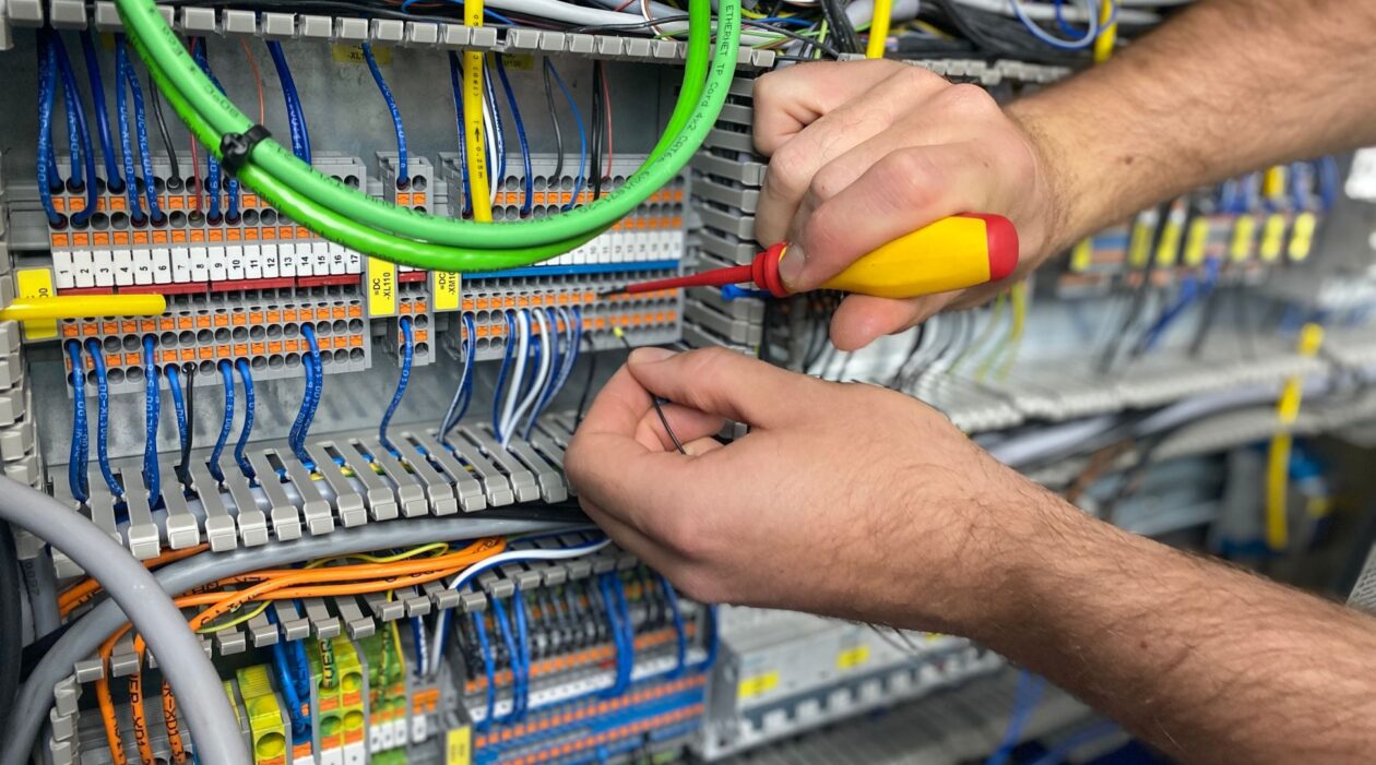 Schaltschrankbau - Fertigung Elektromontage und Installation Schaltschrankbau - Fertigung der Elektromontage und Installation