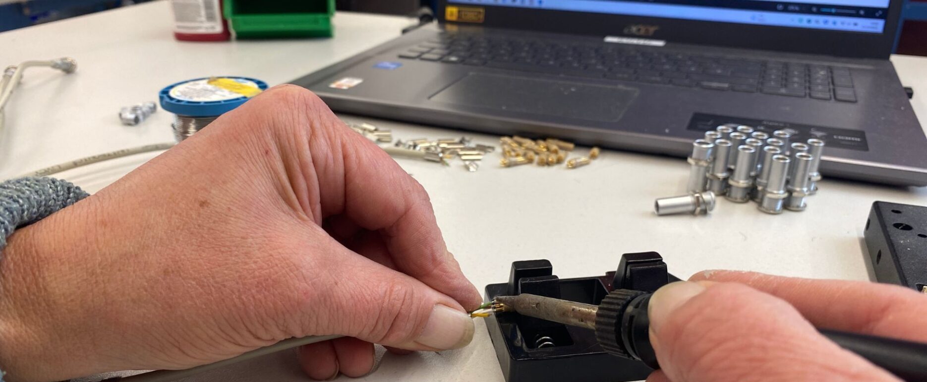 Baugruppenmontage L&ouml;ten von Kabelstecker