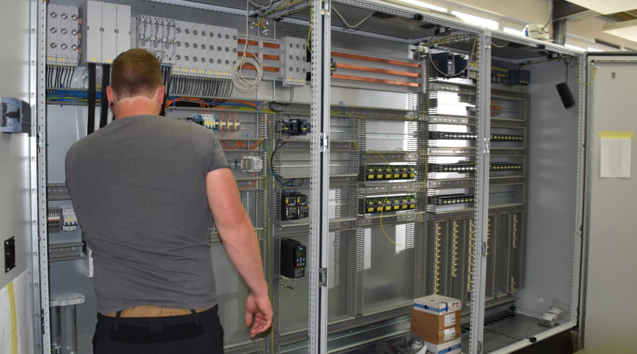 Großer Schaltschrank Großer Schaltschrank